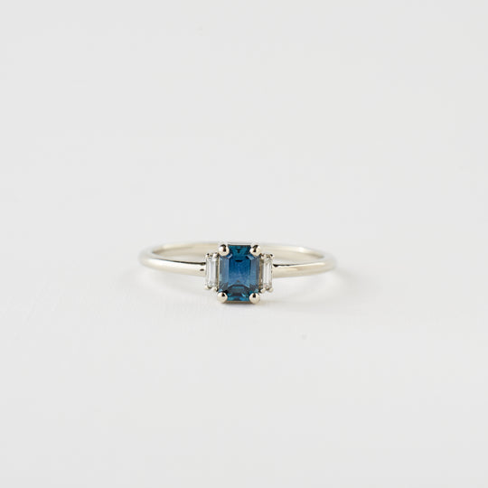 Ginger Ring - Blue Sapphire in White Gold