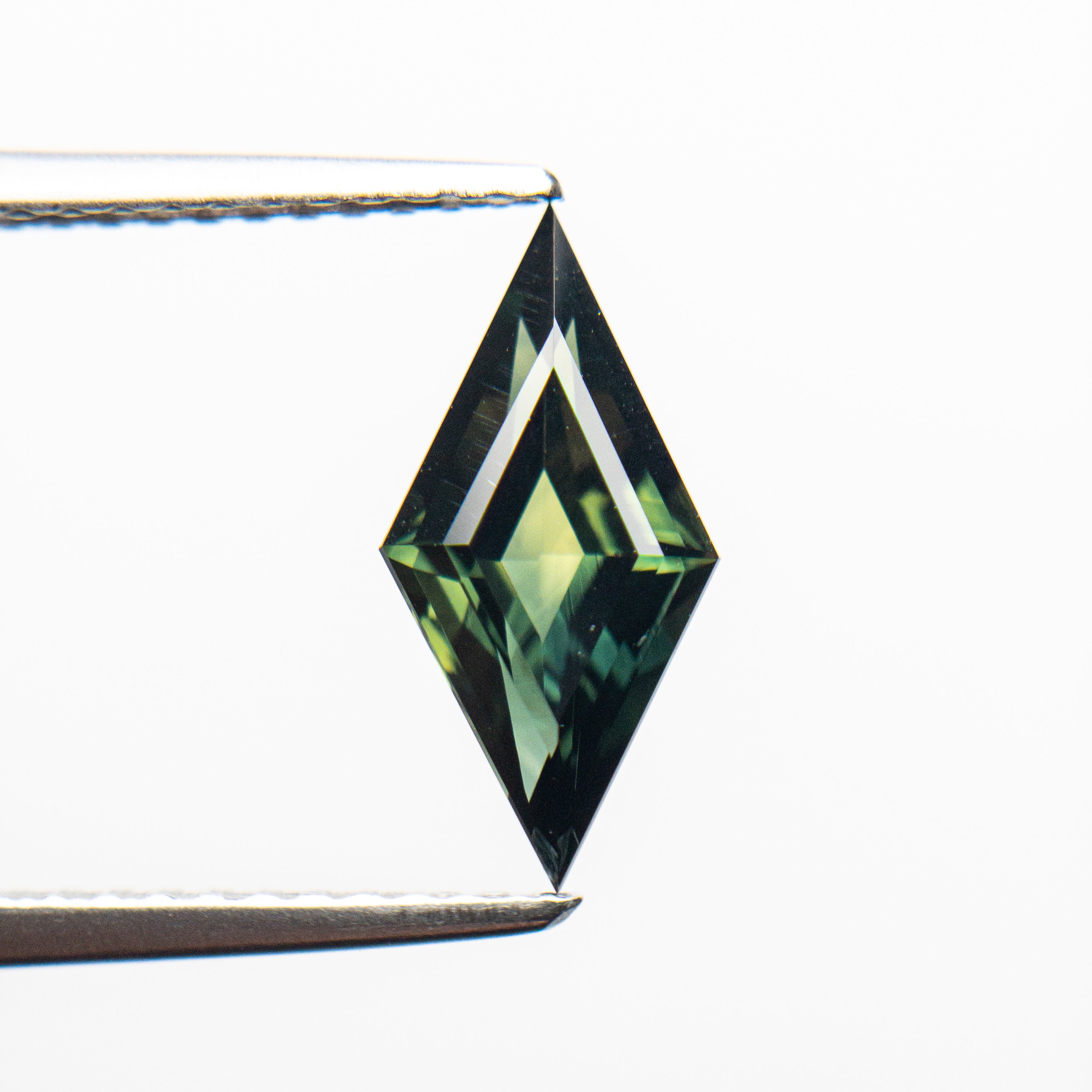 【新品未使用】Aging GZ cover Type1/SAPPHIRE 0.55ct 11.81x3.99x2.27mm Lozenge Step Cut Sapphire 25196-09